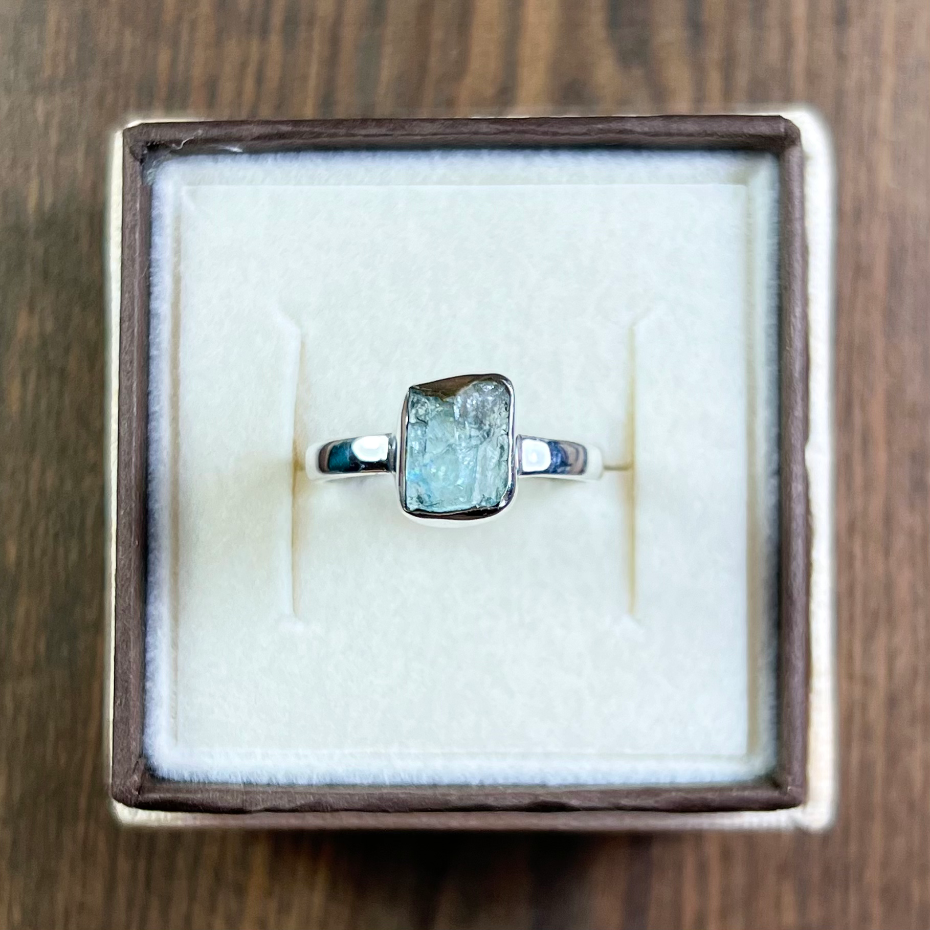 Srebrny pierścionek z akwamarynem naturalnym, surowy akwamaryn, niebieski