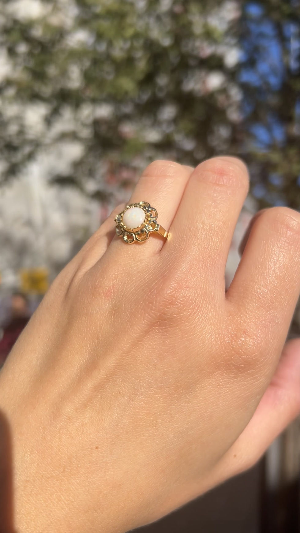 Miniatura: Złoty pierścionek z opalem naturalnym białym kwiatek 18K