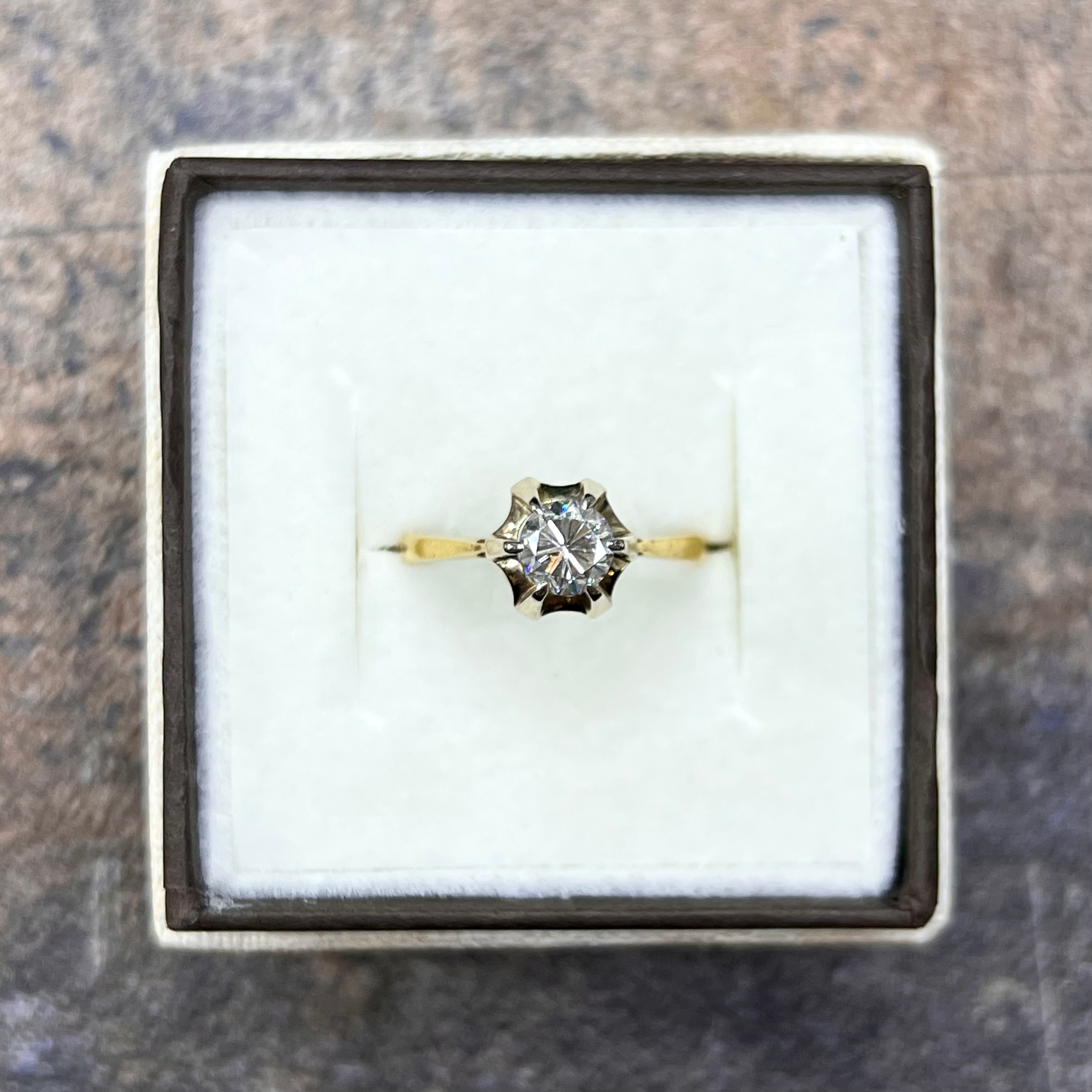 Złoty pierścionek zaręczynowy vintage z diamentem