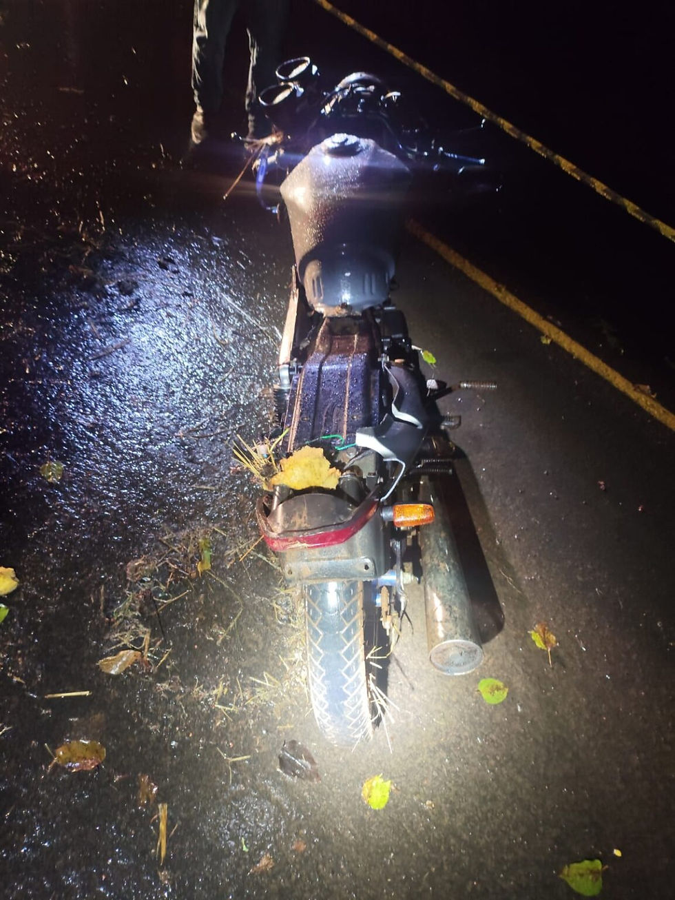 Jovem morre e outro fica gravemente ferido em queda de moto na SC 283