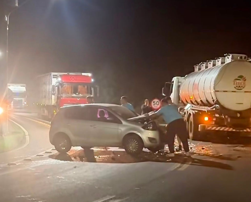 Veículo invade contramão e causa acidente em São Carlos