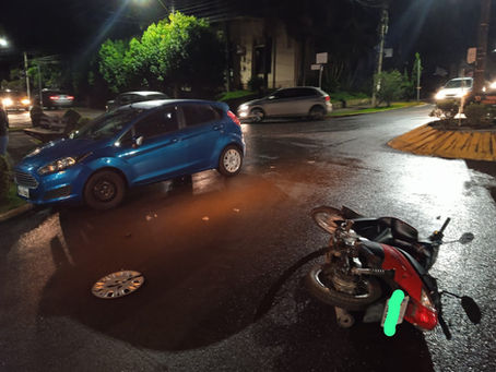 Menor fica ferida após colisão de carro e moto no centro de São Carlos