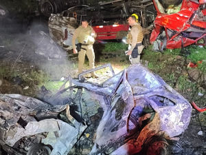 Colisão entre carro e caminhão deixa quatro mortos no Oeste