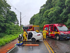Acidente entre três veículos deixa pessoa ferida grave em Chapecó