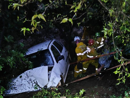 Veículo sai da pista e desce ribanceira na BR 282, no Oeste