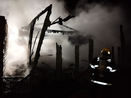 Casa desabitada é destruída por incêndio em Águas de Chapecó