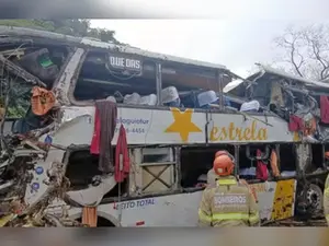 Ônibus de turismo tomba no Rio de Janeiro e deixa 10 mortos 