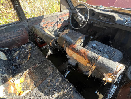 Incêndio destrói veículo no interior de Saudades