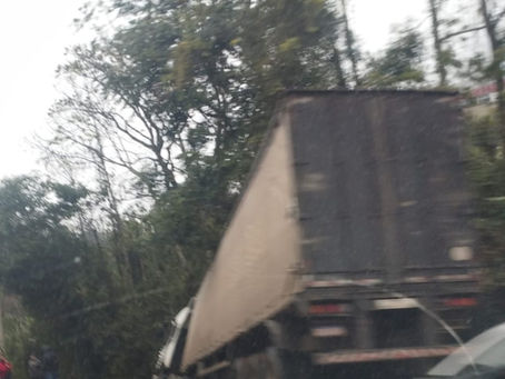 Carreta sai da pista no acesso a Palmitos