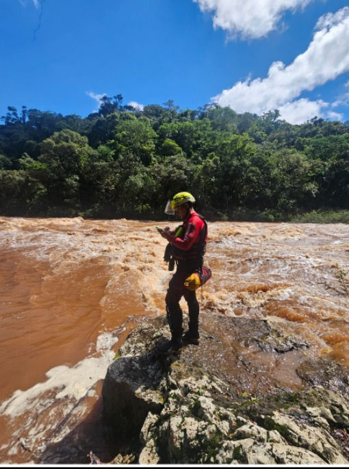 Oeste: Mãe e filha seguem desaparecidas após serem arrastadas pela correnteza