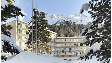 • Exclusivo e luxuoso: St. Moritz é famoso pelo seu ambiente sofisticado e elegante.
• Grande domínio esquiável de 350 km e alta altitude (1750 m/3300 m), um dos melhores locais da Europa para esqui de fundo (220 km), com uma temporada de esqui de 5 meses.
• Banhos termais: St. Moritz conta com várias termas e centros de bem-estar, perfeitos para relaxar após um dia nas pistas.
• Apres-ski exclusivo: O cenário apres-ski em St. Moritz é sofisticado e exclusivo, com bares e lounges elegantes.
• Está situado no coração dos impressionantes Alpes Suíços, oferecendo vistas panorâmicas e pitorescas.
