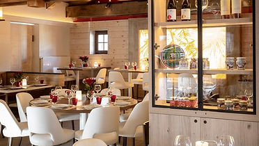 • Uma vila encantadora e bem conservada a 1600 m de altitude, perto de Sestriere.
• Mais de 400 km de pistas para todos os níveis, distribuídas no domínio esquiável Vialattea
• Uma variedade de atividades: não apenas limitadas ao esqui
• Um domínio que ainda conserva a herança dos Jogos Olímpicos de Turim 2006.