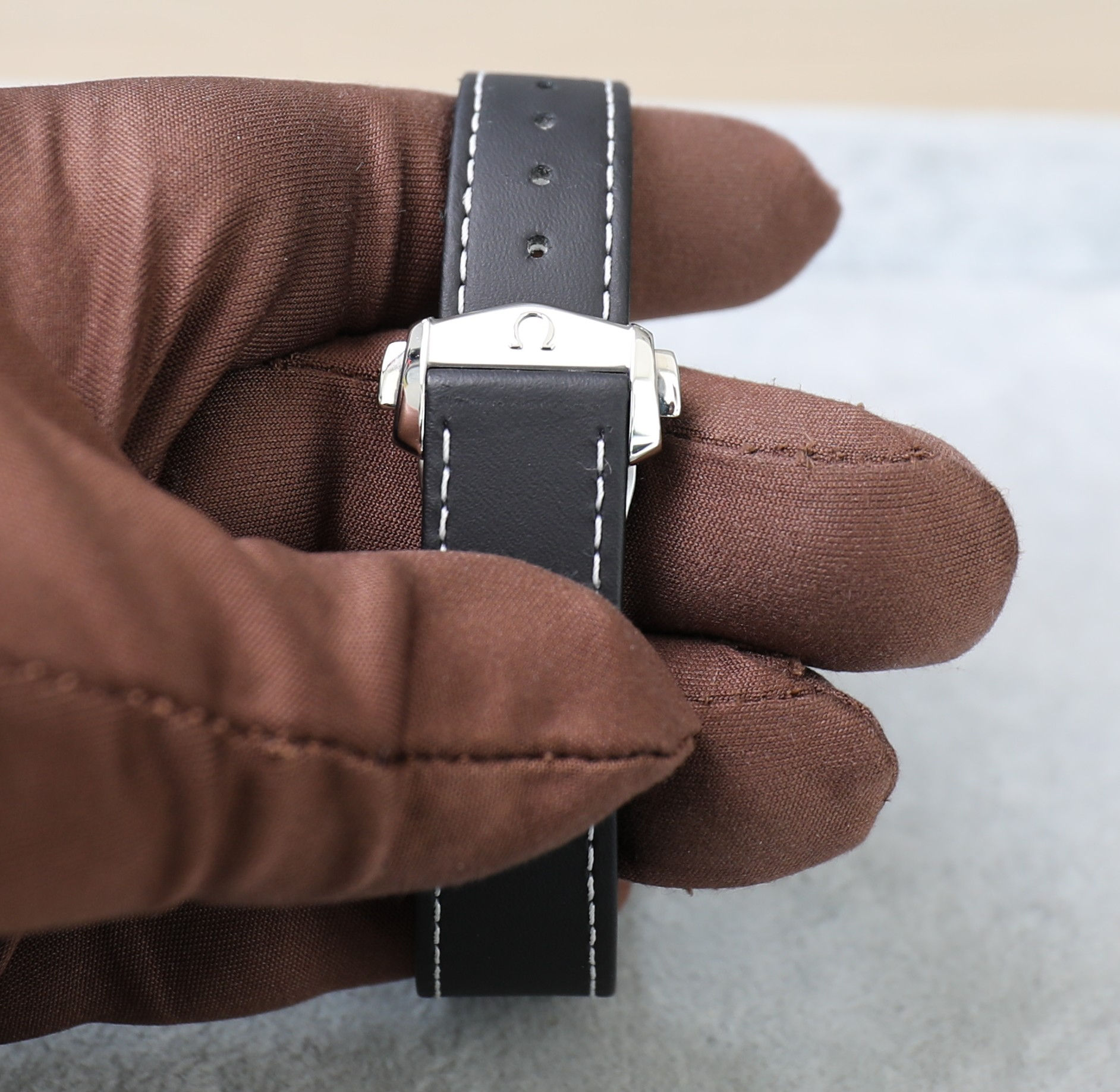 Omega Speedmaster Professional Moonwatch - 42mm - Sapphire - White Dial