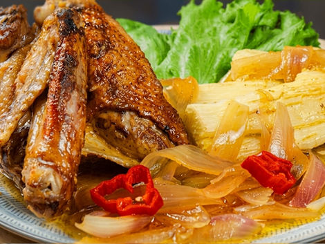 Variación costera con pescados de la zona, ají mochero y camote dulce.