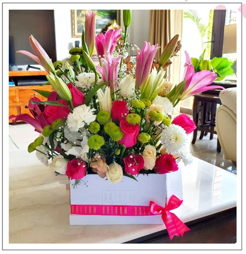 Statement Lilies in a cube