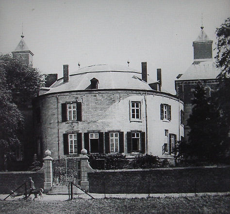 Achterkant Kasteel met luiken voor de ramen.jpg