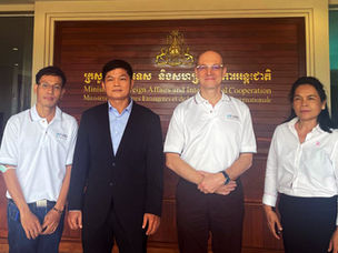ผู้อำนวยการมูลนิธิดรีมลอปเม้นท์ ลงพื้นที่เมืองปอยเปต ประเทศกัมพูชา