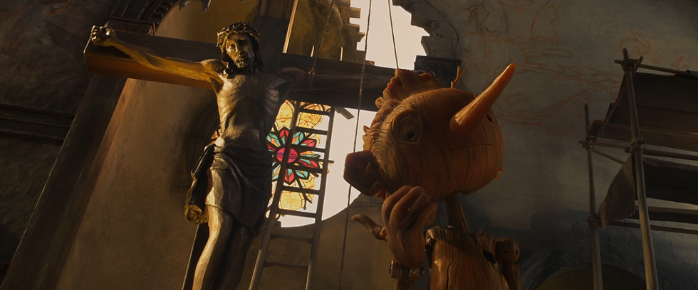 Se o homem crucificado também era um boneco de madeira, porque recebia um tratamento tão diferente daquele atribuído a Pinóquio? | Pinóquio de Guillermo del Toro/Reprodução