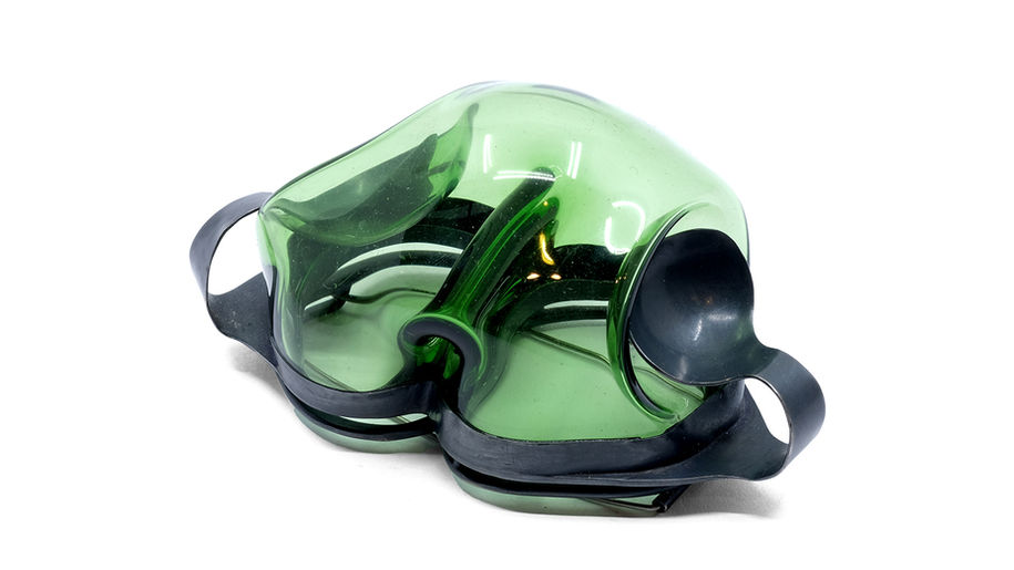 vacker brosch i grönt glas och silver