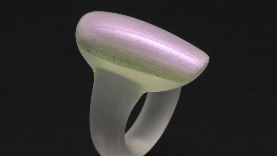 Ring Lin Cheung
Glam Rock series
rock crystal, nail varnish