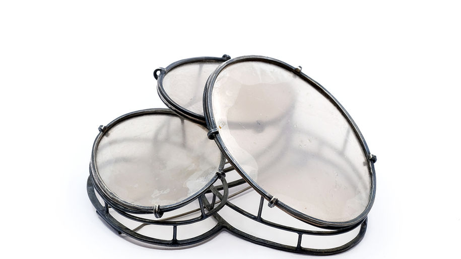 vacker brosch i oxiderat svärtat silver med glimmer