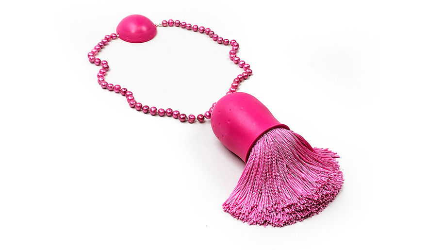 rosa hals smycke återvunnet material av Tove Knuts