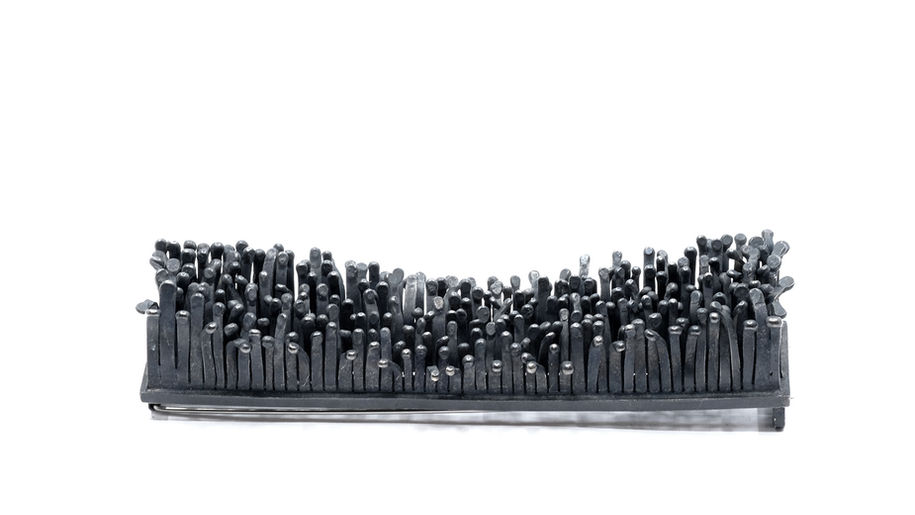 vacker brosch i mörkt silver av Biba Schutz