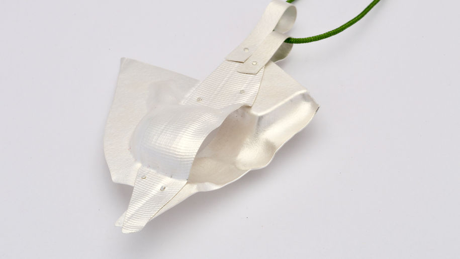 Pendant
Wearable Objects Craft silversmith jewellery
Silver, nylon cord Honxia Wang