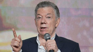 Santos le hizo invitación a Uribe para defender las instituciones y la democracia