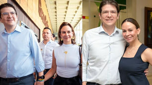 María Claudia Tarazona y accesorio que la mantiene, simbólicamente, más cerca de Miguel Uribe