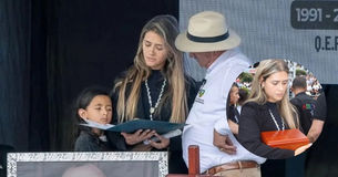 El duro momento en homenaje de Yeison Jiménez: Su esposa reflejó el dolor con sus cenizas en los brazos