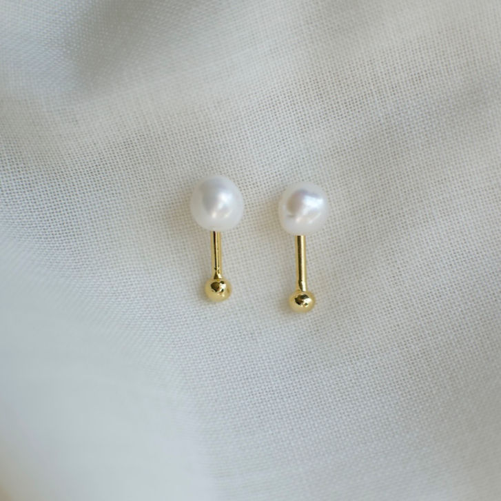 Loulou Pin Studs with freshwater pearl and 18K gold plated bar on linen by Menzaman Jewelry