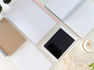 שולחן עבודה עם מחברות ואייפד