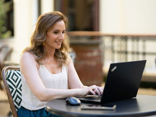 נטע - תמונת תדמית מול לפטופ