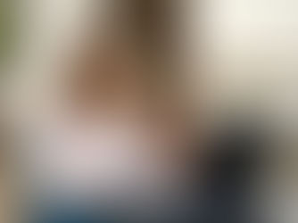 נטע - תמונת תדמית מול לפטופ