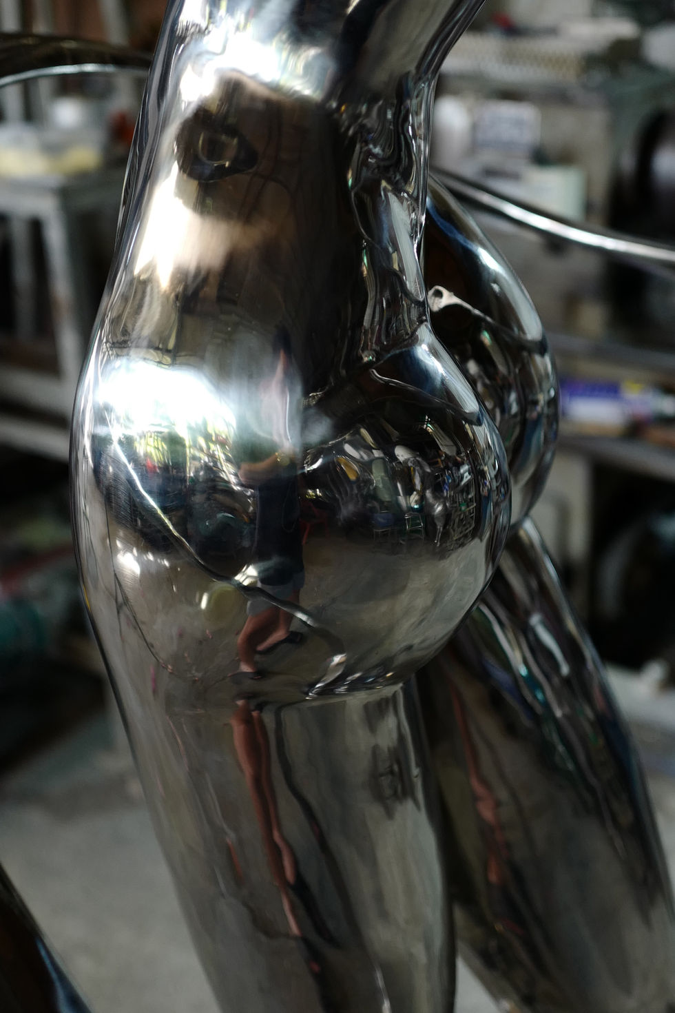 ประติมากรรมผู้หญิงเต้นรำ วัสดุสแตนเลส สำหรับบ้านพักส่วนตัว ย่านตัดใหม่ กรุงเทพกรีฑา