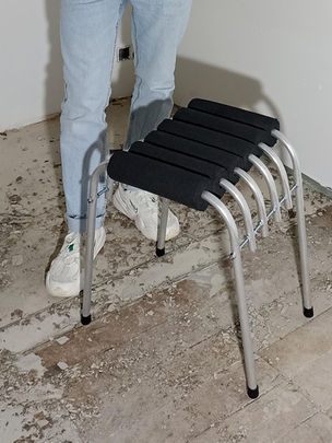 Deze kruk is geïnspireerd op het idee van leidingisolatie en heeft een lichtgewicht aluminium frame dat gedeeltelijk is omwikkeld met hergebruikte isolatiebuizen. De elegant gebogen buizen geven vorm aan de structurele ribbenkast van de kruk en verwijzen tegelijkertijd naar de organische wereld. De aluminium buizen zijn stevig bevestigd met zichtbare bouten en moeren en een draadstang, wat een industrieel tintje toevoegt.