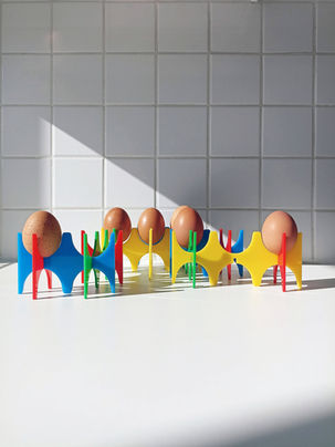 MEGGANO is een modulaire eierhouder die de traditionele kartonnen eierdozen vervangt. Het bestaat uit een eenvoudige module die verkrijgbaar is in verschillende lengtes en bijpassende primaire kleuren. Twee modules schuiven in elkaar om een ei te ondersteunen en tentoon te stellen, waardoor gebruikers de vrijheid hebben om hun eigen composities te maken. MEGGANO is gemaakt van plexiglas en is licht en duurzaam. Het materiaal absorbeert en reflecteert licht op een elegante manier.