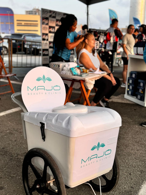 Carrinho de gelo da marca MAJO em evento ao ar livre.