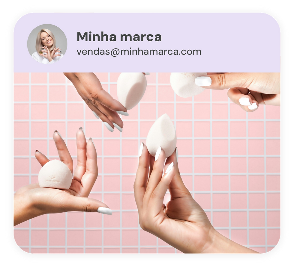 Mãos segurando esponjas de maquiagem, Minha marca, vendas@minhammarca.com