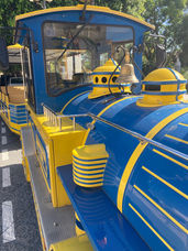 Trenino giocattolo blu e giallo