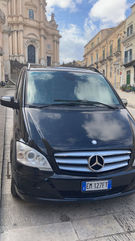 Furgone Mercedes nero in strada.