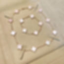 Set White Clover de plata con baño en oro, collar y pulsera con diseño tipo trébol blanco sobre cadena dorada