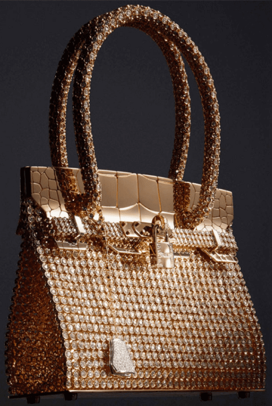 La versión Sac Bijou del bolso Birkin de Hermès es la más costosa de este accesorio. Está hecho en oro rosado, diamantes y piel de cocodrilo, sólo existen 3 copias en el mundo, y tiene un precio de 2.000.000 USD.