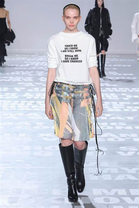 Colección primavera-verano 2024 de Helmut Lang, la primera de la marca con Peter Do como su director creativo.
