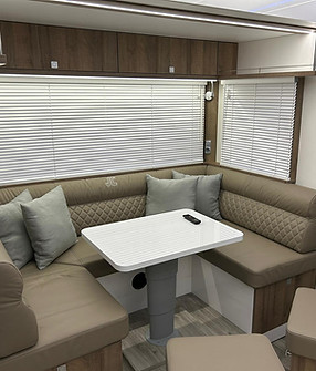 Wohnmobil-Sofa mit qualitativem Lederbezug und bestickten Initialen