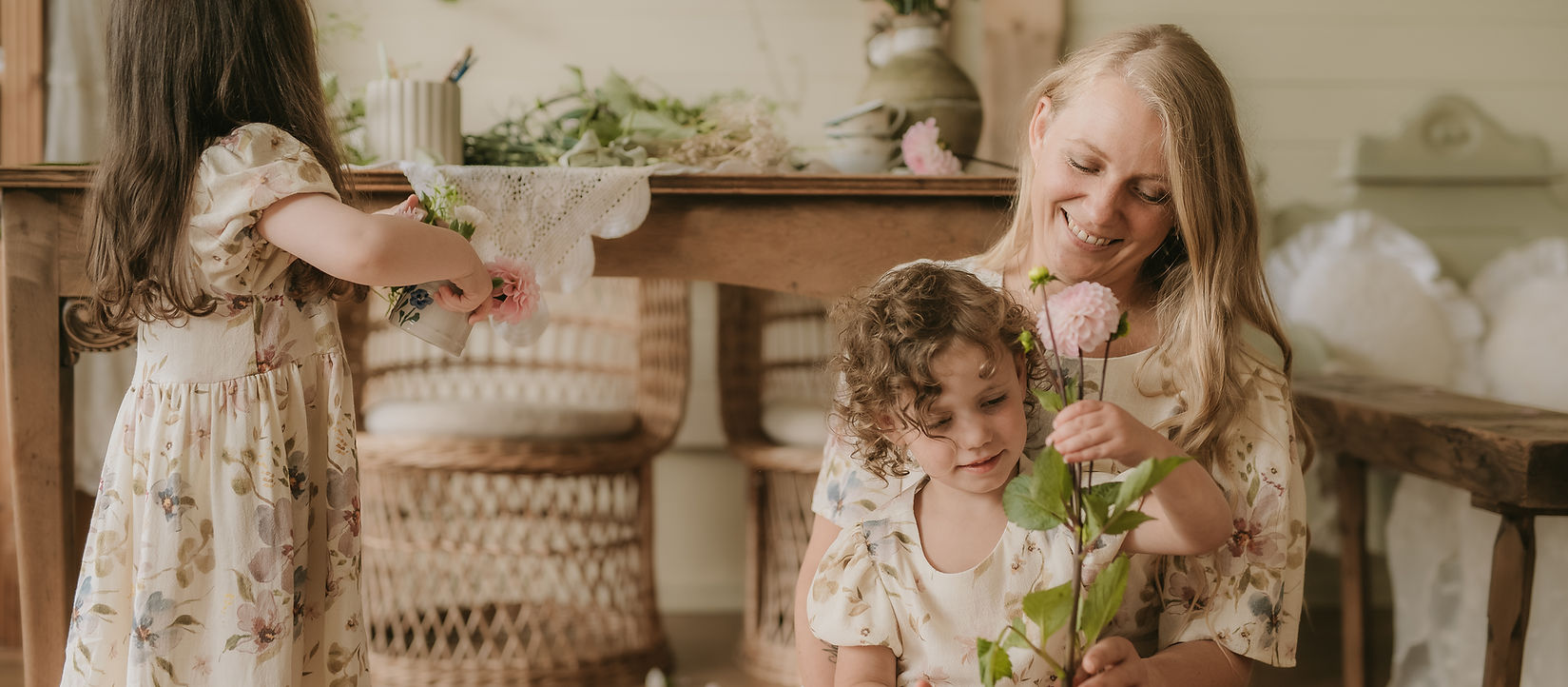En feminin kjole med håndmalt blomstermønster, designet i Norge