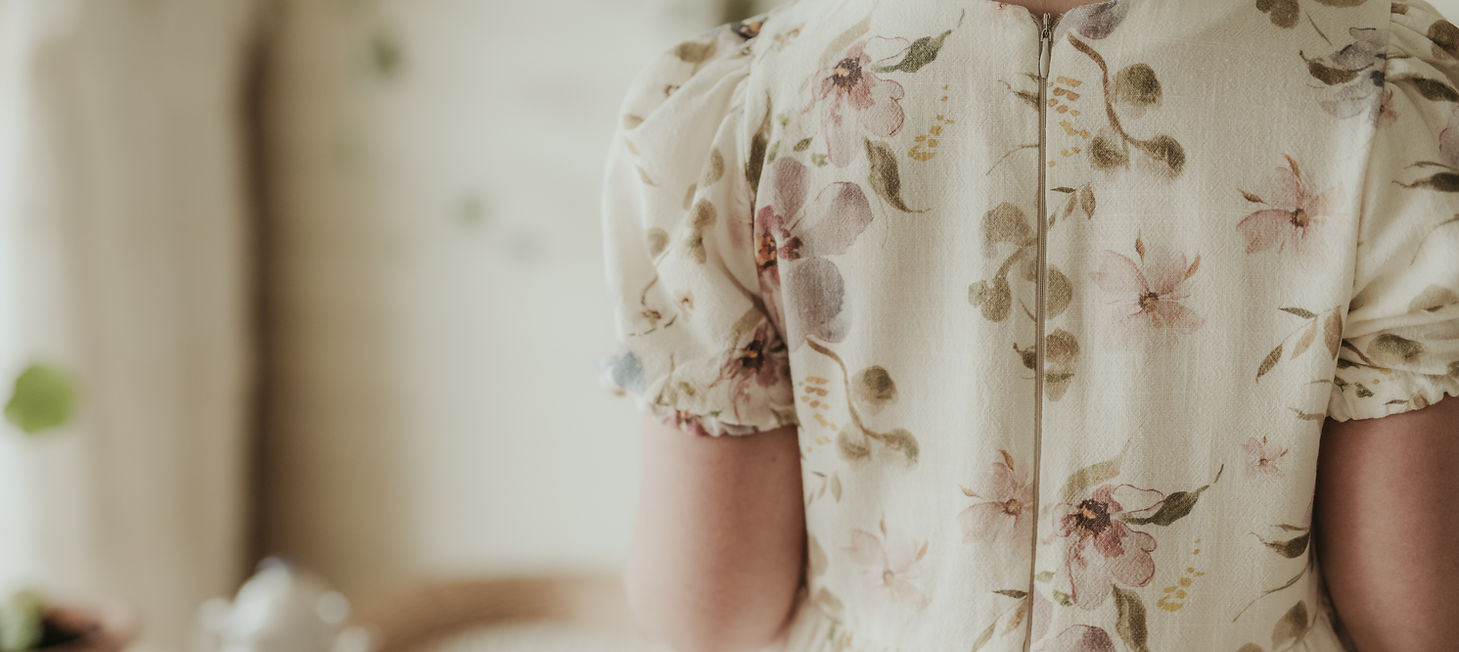 Romantisk blomstrete kjole i lin og viskose designet av By Agata Galusz.