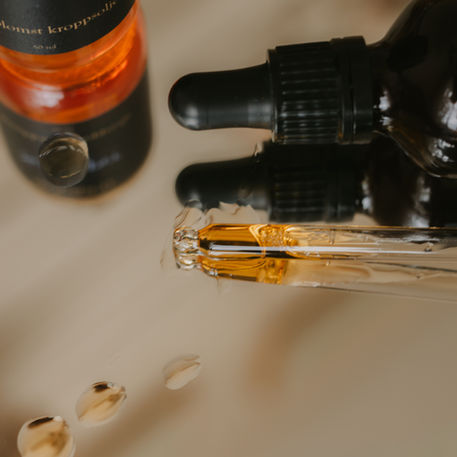 Produktfoto av olje og dråper på lys bakgrunn