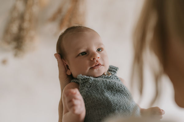 Nyfødt baby under naturlig nyfødtfotografering i Bergen